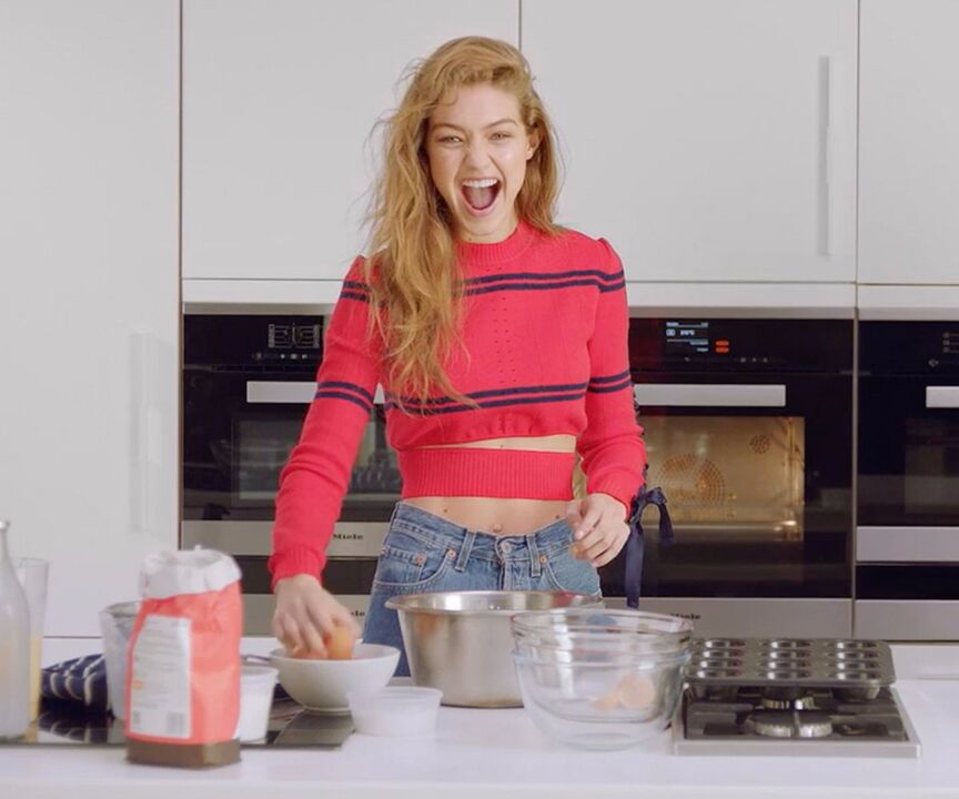 Schlankes Mädchen bereitet sich ein gesundes Frühstück zu