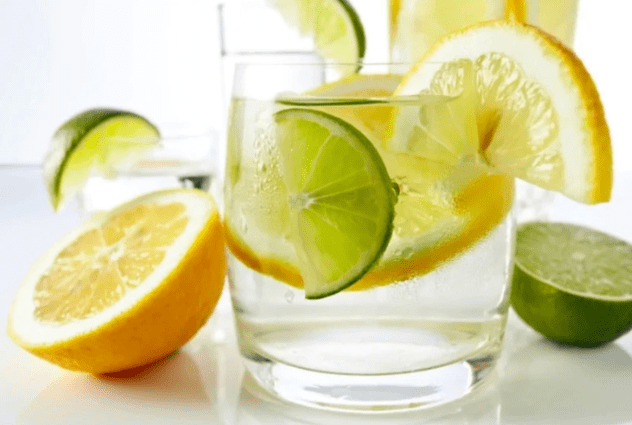Wasser und Zitrone auf Diät