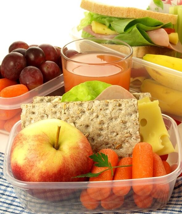 Rohes Obst und Gemüse kann als Snack verwendet werden, wenn die Diät gemäß Tabelle 3 befolgt wird. 