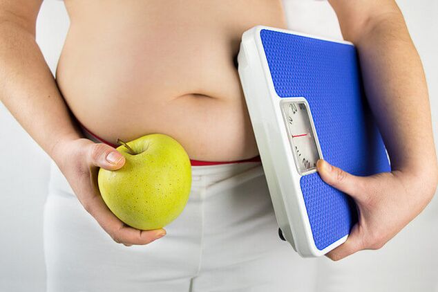Um sich auf die Gewichtsabnahme vorzubereiten, müssen Sie sich wiegen und Ihre täglichen Kalorien reduzieren. 
