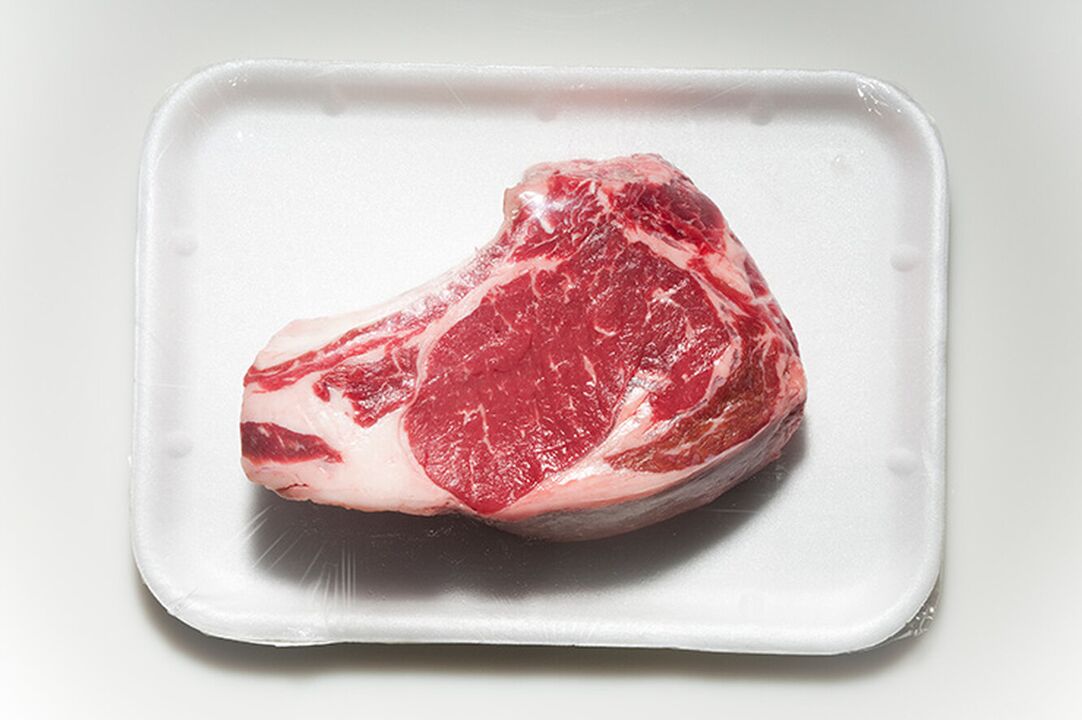 Viele Lebensmittel, wie zum Beispiel rotes Fleisch, sind von der Gicht-Diät-Speisekarte ausgeschlossen. 
